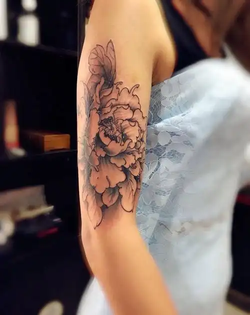 美女大臂胎记遮盖纹身图片