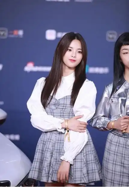 杨超越不愧是女团出身穿上泡泡袖格纹裙真有公主范女人都羡慕