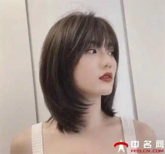 有层次感的碎发直发如何剪一个有层次感的发型