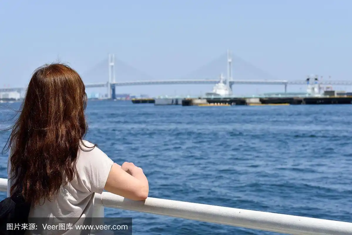 女人看海,看天,看船,看桥