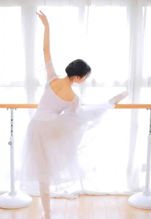 蕾丝美女舞蹈学院美女性感写真图片