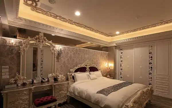 金碧辉煌的风格延续到卧房中,包含家俱与天花板皆表现巴洛克宫廷之美.