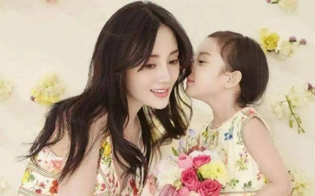 李小璐贾乃亮#  前段时间有人曝料称看到李小璐怀上了二胎,而贾乃亮