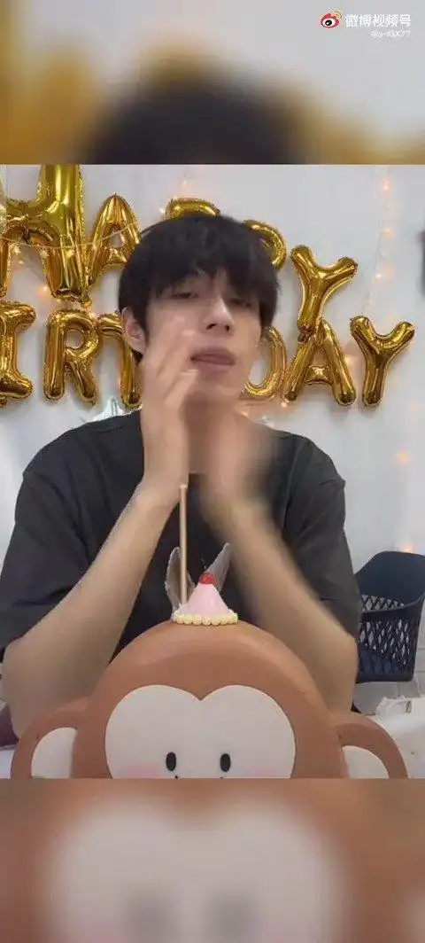 张颜齐生日直播时他执着把樱桃梗当蜡烛点