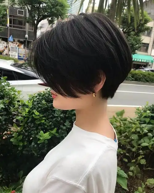 所以我认为发量多的女生适合各种短发造型