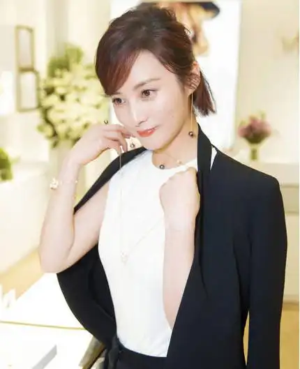 蒋勤勤个人资料及图片(蒋勤勤个人资料及图片蒋)