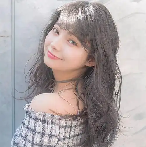 女神级中长发微卷发型图片随意自然