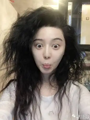 没想到,范冰冰起床后的样子截然不同,噘嘴瞪眼卖萌,蓬头垢面,头发也是