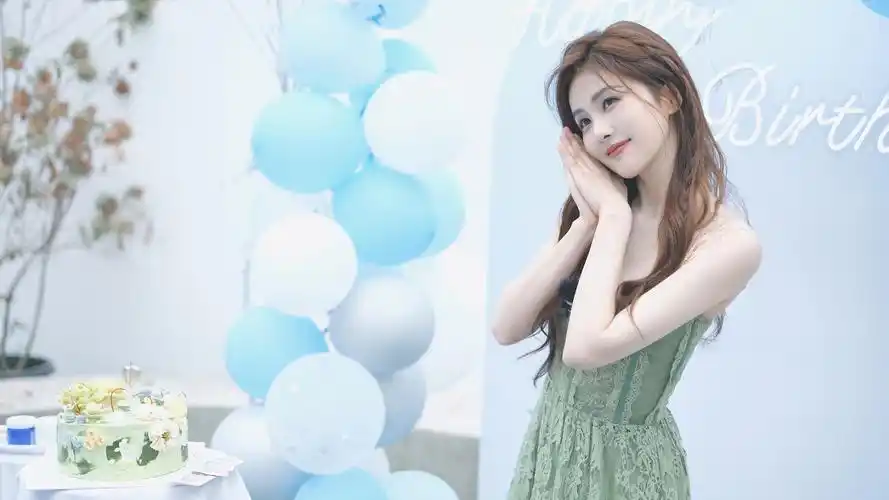 白鹿 甜美微笑 双手合十 小清新美女 壁纸