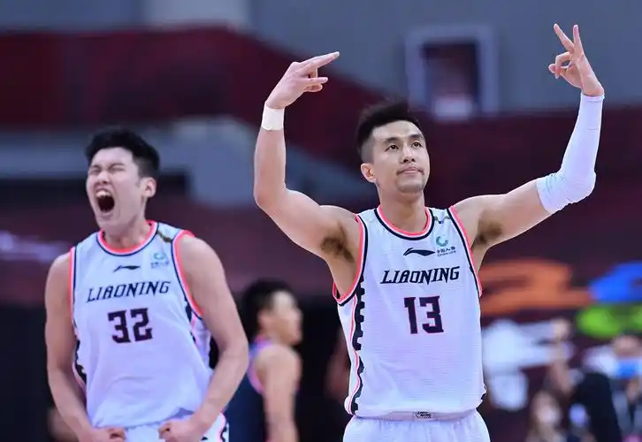 8月13日,辽宁本钢队球员郭艾伦(右)庆祝得分. 新华社记者朱峥摄