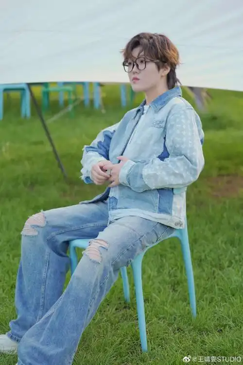 今日中午12:00,锁定#中国说唱巅峰对决#,看@王靖雯不胖实力帮唱,带来