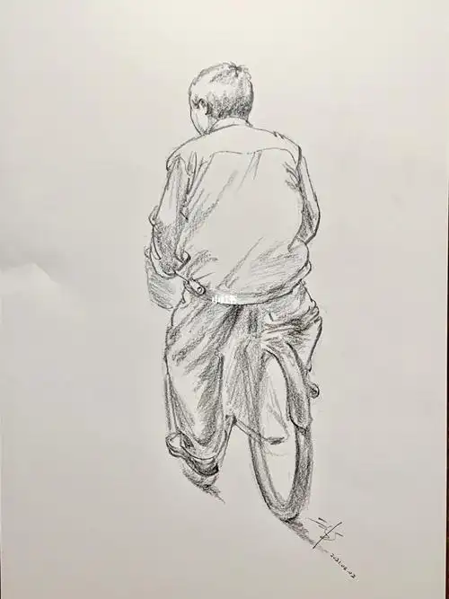 骑车老人的背影