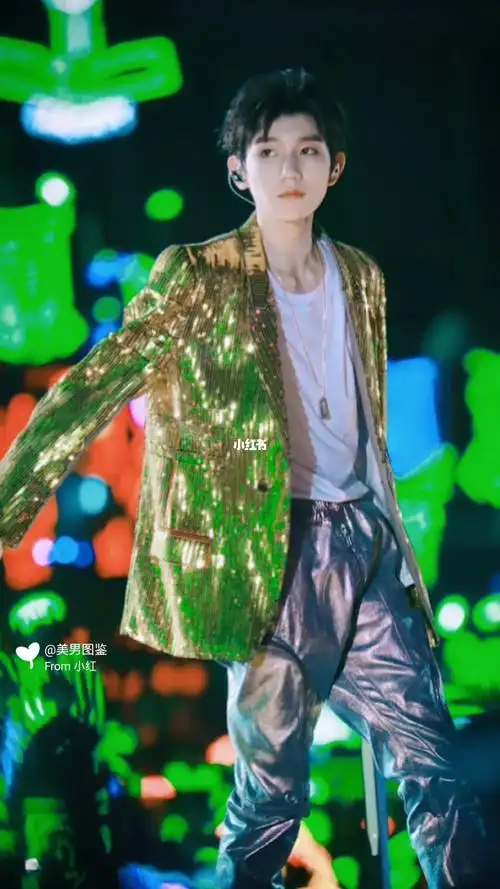 能将这件衣服穿得这么好看的也就王源了吧