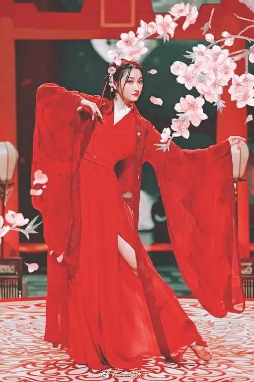 关晓彤抱图点赞关注