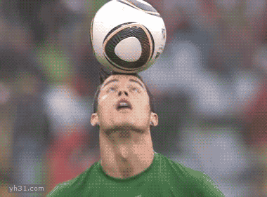 足球场上的顶球定球