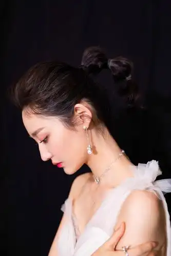 王莫涵亮相时尚盛典 一袭白裙比糖还甜