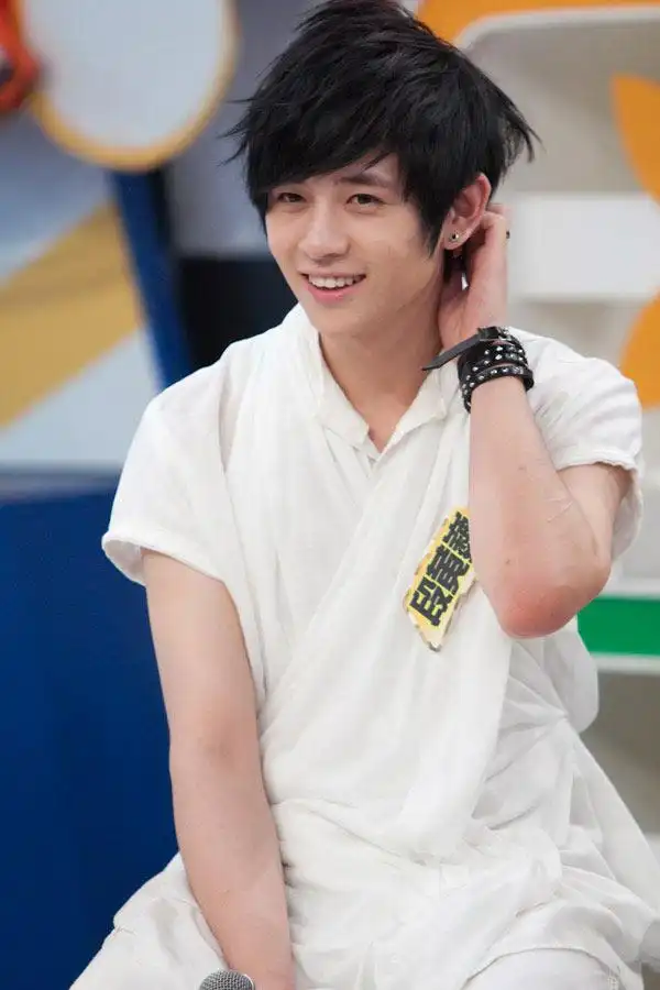 图:《开心100》现场——hit5成员-段黄巍