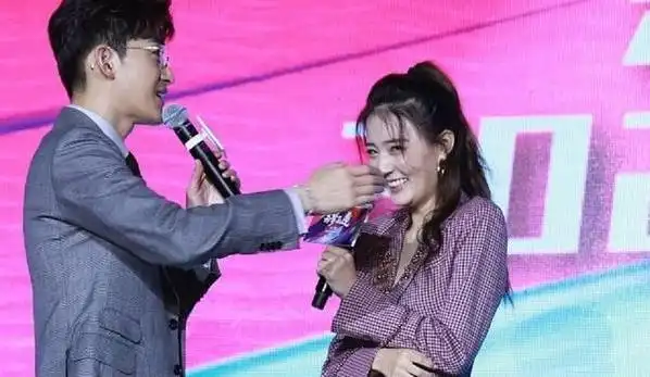 同台宣传新剧为徐璐和张翰一起参加《快乐大本营》的节目.