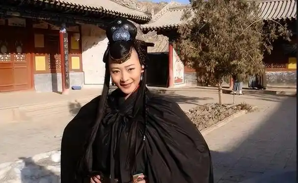 演员曲栅栅,嫁给落魄黄海波,不离不弃养夫九年,如今苦尽甘来