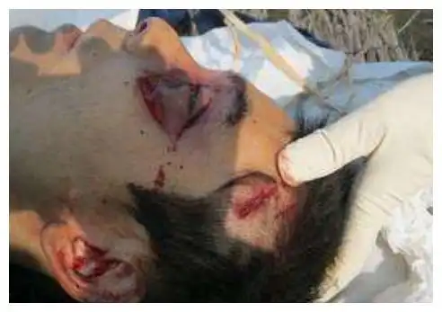 2016年深夜,乔任梁头戴塑料袋惨死别墅中,原来在之前早有征兆