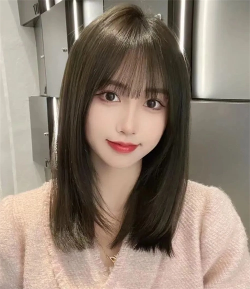 为大脸而量身定做的发型,漫画刘海直发,简约的发尾碎发剪裁,增加温柔
