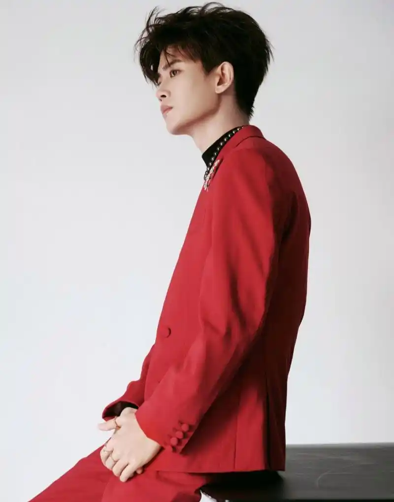 任嘉伦还是那么帅,一身红色西装,温文尔雅,时尚帅气!