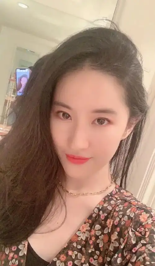 路人偶遇刘亦菲素颜高糊照也超惊艳天仙靠啥美了这么久