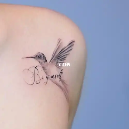 74单针英文蜂鸟纹身|94"忠于自己"_纹身_纹身也清新_美妆_彩妆