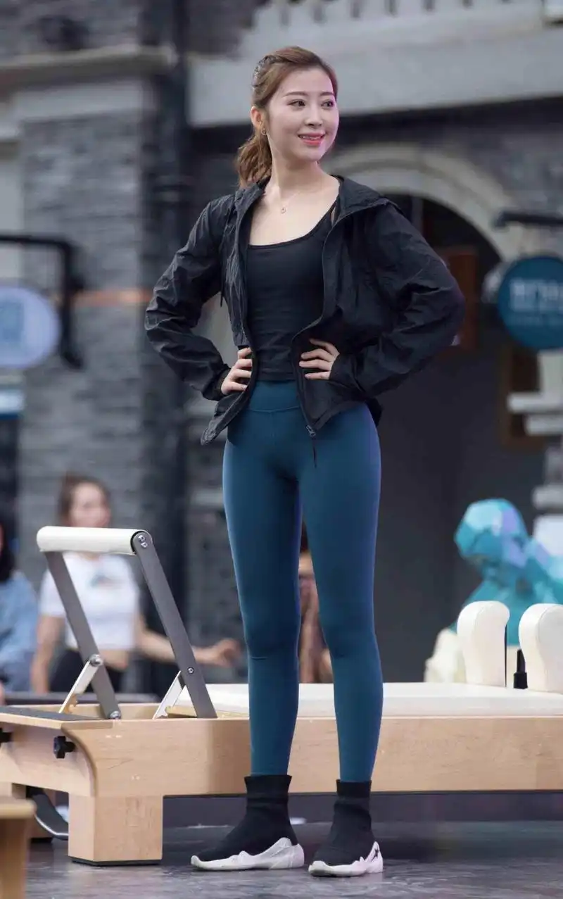 清秀可人的瑜伽裤美女,拉长身材比例,格外美丽