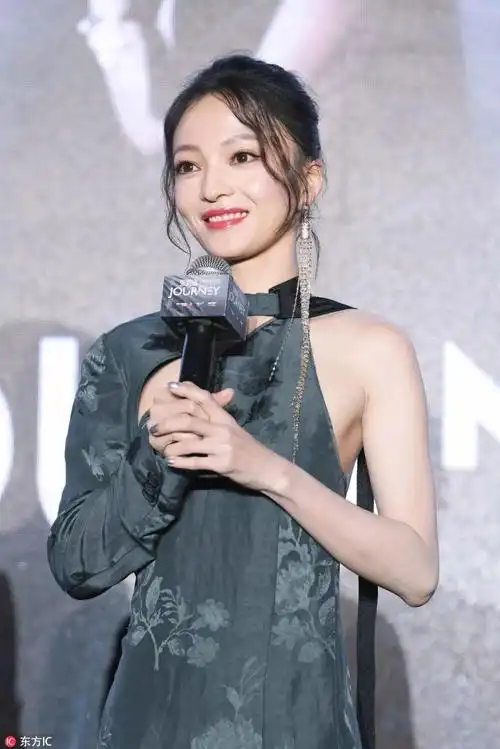 千万不要说什么混血颜大鼻子,大眼睛比较不耐老,看看最近翻红的张韶涵