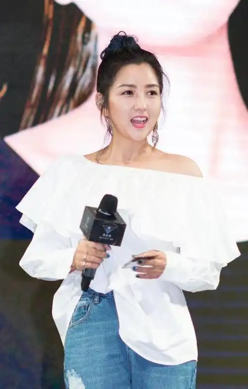 37岁何洁近照曝光,穿修身裙秀辣妈身材,瘦身近70斤后美出新高度