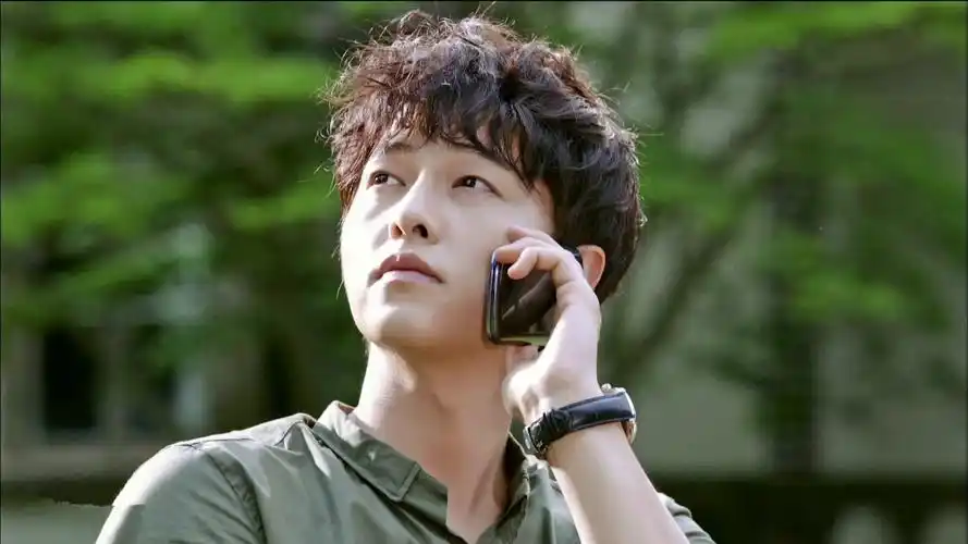 宋仲基《善良的男人》卷发墨镜帅气剧照桌面壁纸下载高清大图预览1920