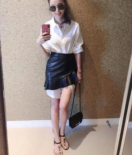 侯佩岑全身奢侈品卖力凹造型晒自拍p图太过变佟丽娅