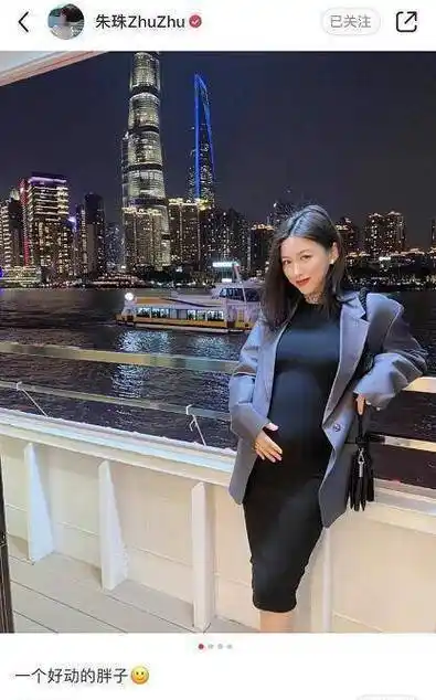 朱珠挺孕肚四处旅行,手抚孕肚温柔满满,幸福自侃:好动的胖子_开心