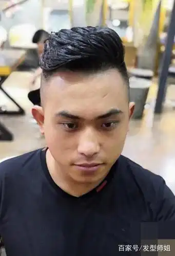 美人尖男生适合剃哪些短头发造型 干练利索男两边铲头发图片大全