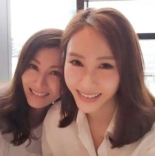 大美女李嘉欣与黎姿自拍时也都身穿简单的白衬衫,一点也不相信她们