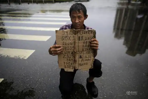 武汉外来务工者水中捞车牌 一个车牌100元