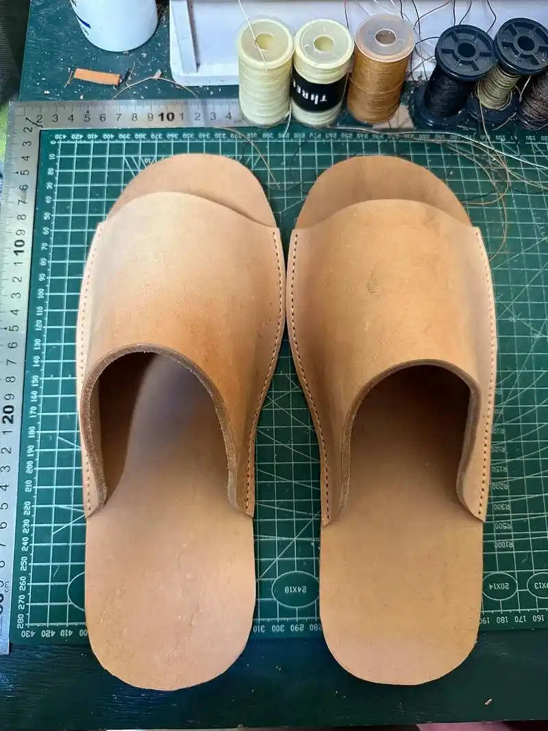 手工皮具 #纯手工皮拖鞋 纯手工牛皮拖鞋第一次制作,先给自 - 抖音