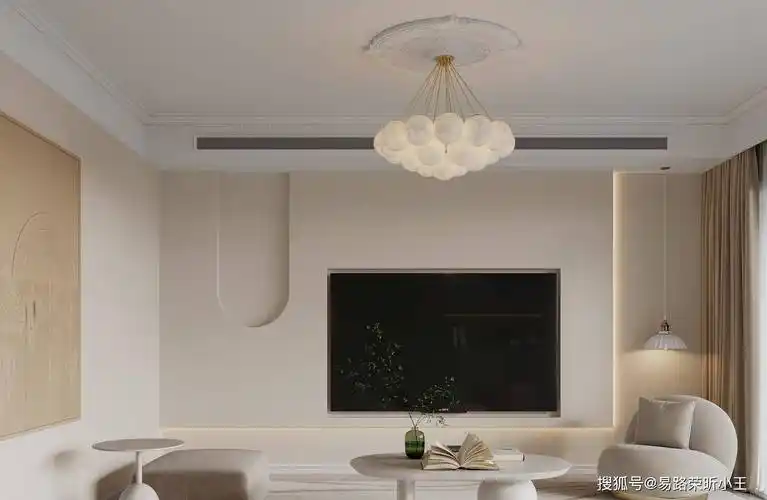 空间简单,家具家电也同样简洁,浅灰色布艺沙发,搭配弧形几何结构的