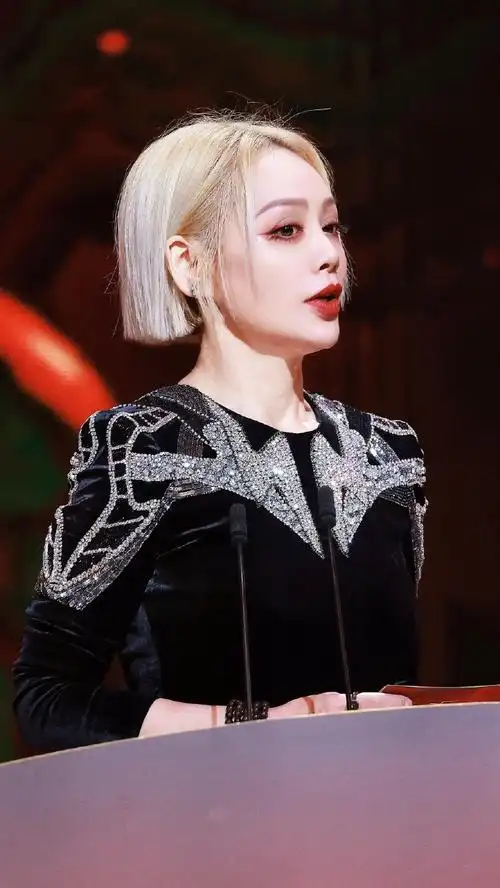 置顶宁静超话#金鸡奖##刘德华宁静金鸡奖现场握手#颁奖@宁静