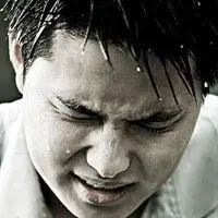 男生哭泣流泪的帅气头像男生_微信头像图片大全