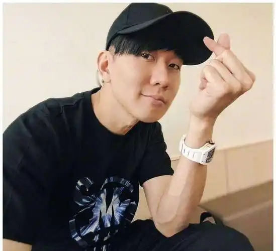 香港男星自曝天王巨星曾邀妻子去酒店,网友激烈讨论锁定嫌疑人_林俊杰