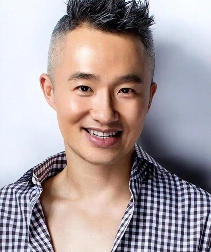 程雷和妻子王萌萌的爱情故事 程雷是一位备受欢迎的主持人,他的主持