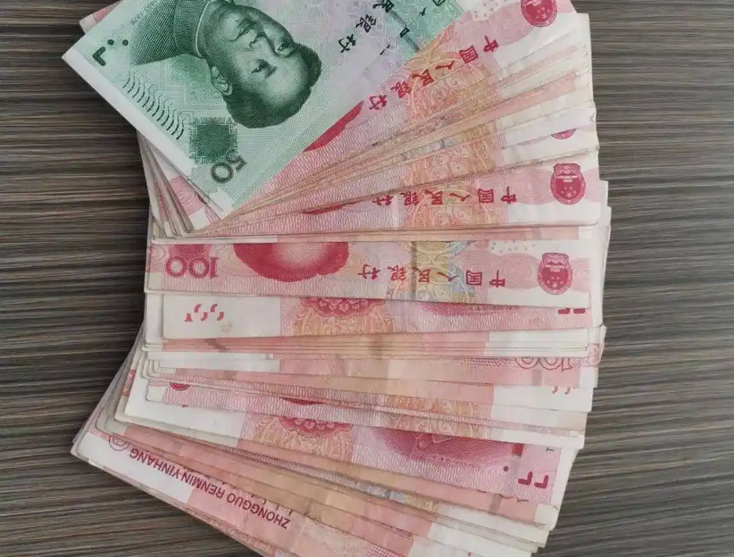 界首一女子捡到数千元现金后竟然