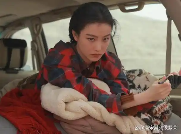 倪妮因出演张艺谋导演执导的电影《金陵十三钗》中妖娆多姿的"玉墨"一