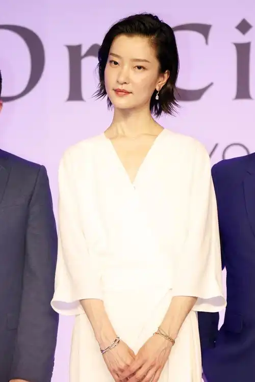 超模杜鹃一袭白衣气质脱俗短发配锁骨抢镜