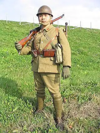 军迷手中的二战日军军品 - 闪亮的军腰带 - 军装下的毛熊