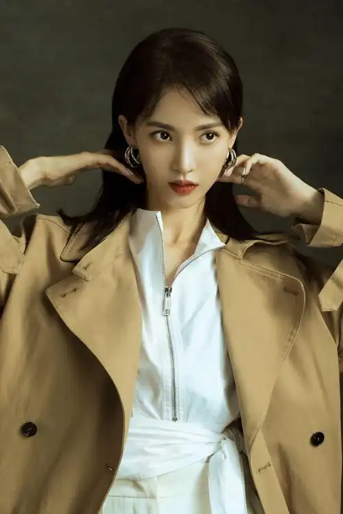 原创金晨人红是非多?继贾乃亮之后又被拍到夜会李易峰,"哭泣"澄清