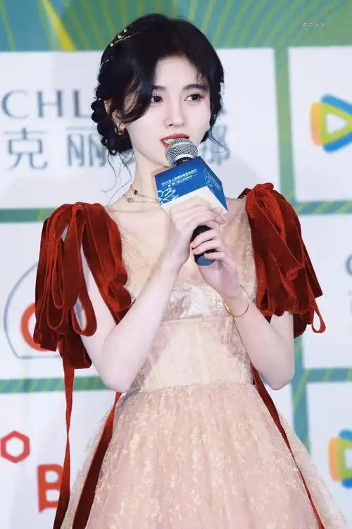 2021鞠婧祎被安排与走红的姜云生合作唱歌,当时鞠婧祎对着视频友好的