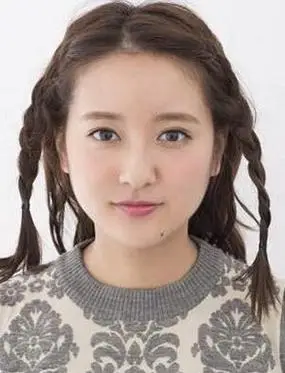 女生中分编发披肩发型图解 迅速变萌减龄